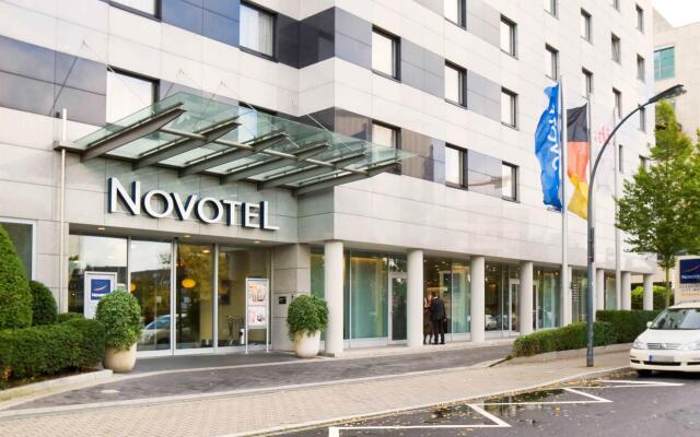 Отель Novotel Düsseldorf City West вид на фасад