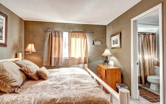 Chic & Cozy Breck Condo: Ski-in/ski-out at Peak 8!