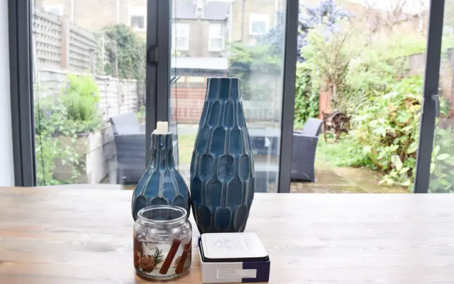 Large 3 Bedroom Family Home in Tooting