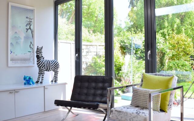 Отель Contemporary 5 Bedroom House in North London вид на фасад