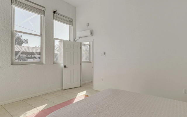 Near Apollo Beach! Bright Apt w/ Essentials