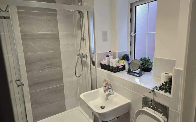 House - Sleeps 6 & Parking