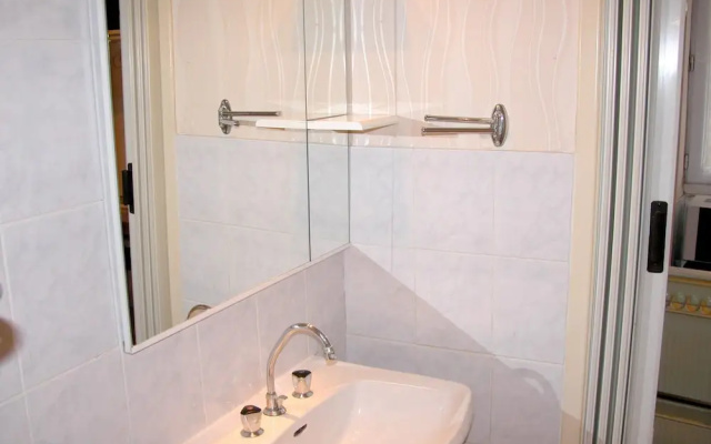 Studio in Néris-les-bains, With Enclosed Garden and Wifi