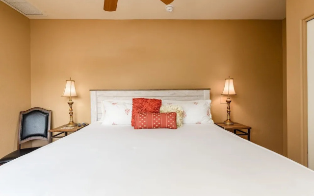 Casa Dynamite 4 Bedroom Home by RedAwning