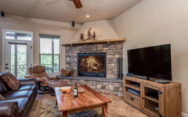 Adobe Mountain Views - Four Bedroom Cabin with Hot Tub