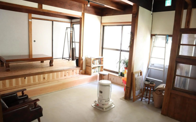 Guesthouse with Cat and Honeybee Kusachike