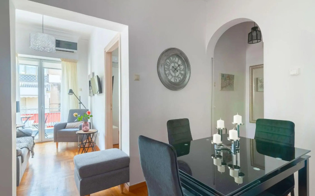 Central Apartment Elpis next to the metro
