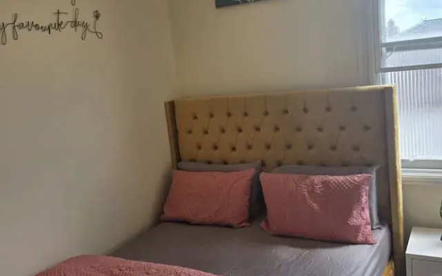 2 Bed - Sleeps 6 - Private Balcony - City Centre