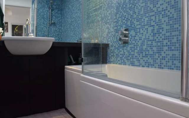 2 Bedroom Apartment With Terrace in West Kensington
