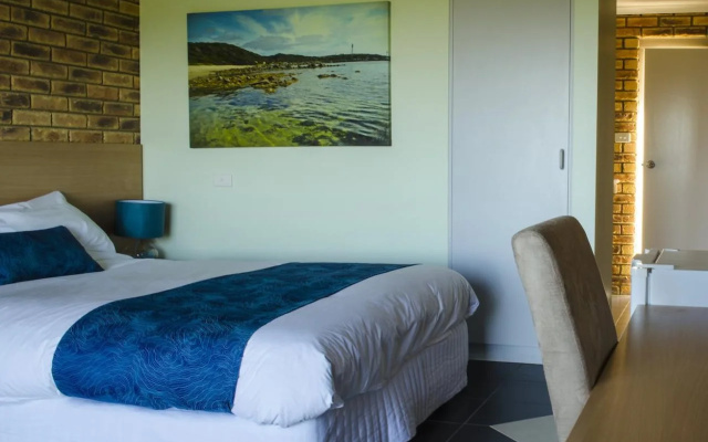 Island Breeze Motel