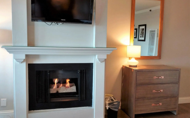 456 Embarcadero Inn & Suites