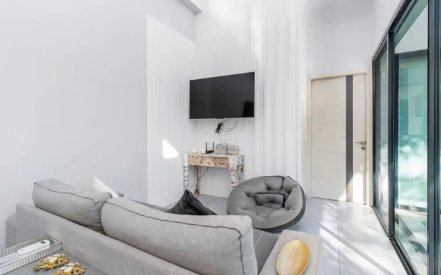 2Story Villa Oasis Close to Beaches V288