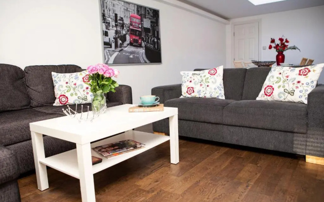 Apt 3, Trafalgar Sq (Duplex, 3rd & 4th flr)