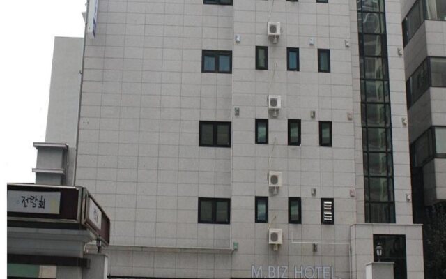 M.BIZ Hotel вид на фасад