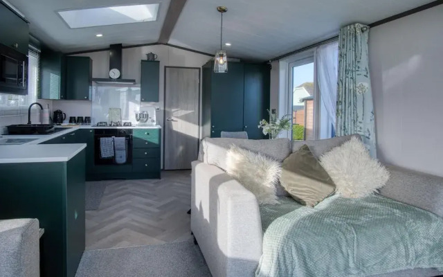 Bumblebee - 2 Bedroom Lodge - Manorbier