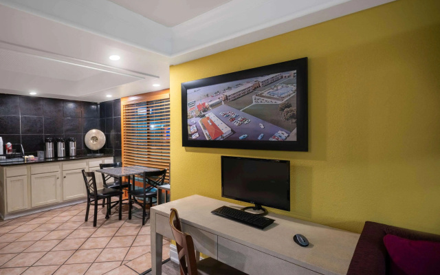 Econo Lodge College Park