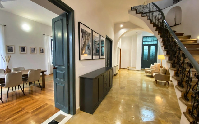 Phaedrus Living: Cozy Down Town House Aischylou