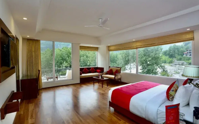 The Allure Grand Resort - Majestic Riverside Retreat