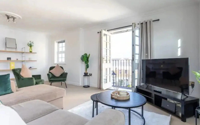 Spacious 3 Bedroom Apt With Parking