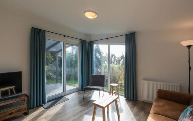 Chalet in Vrouwenpolder Near Banjaard Beach
