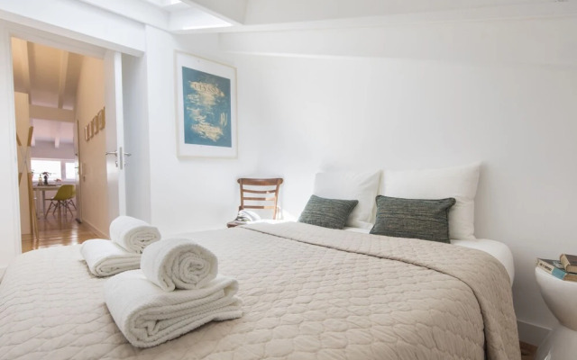 Artistic-White Flat