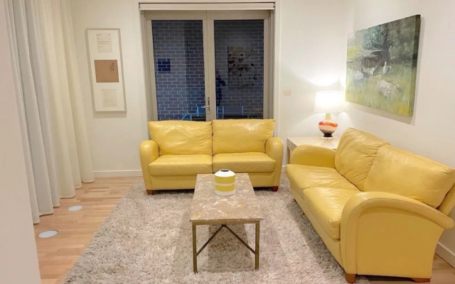 Kew Luxurious Townhouse