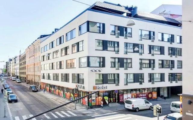 Luxurious 3-Br Apt with Balcony