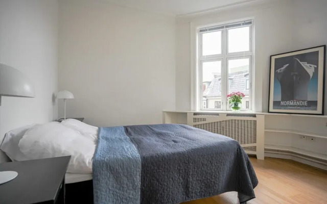 Sanders Merchant - Dreamy 3-bdr Apt w Terrace