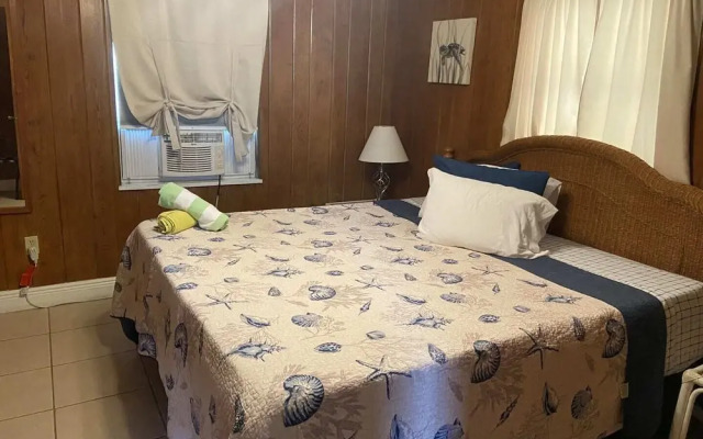 Holiday Court 01 - Surfside