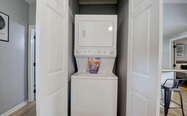 Frontdesk 2 BR House Near Cardinal Stadium
