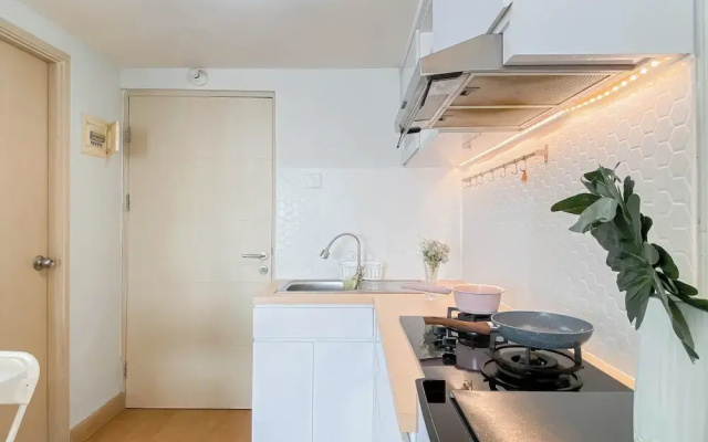 Studio Near Rajawali Station At Amethyst Apartment