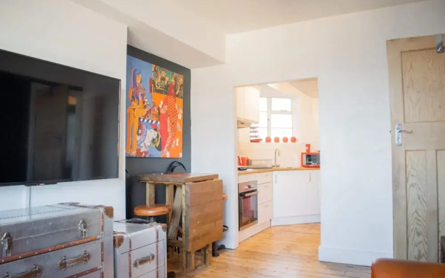 Beautifully Decorated Contemporary 2 Bedroom Flat