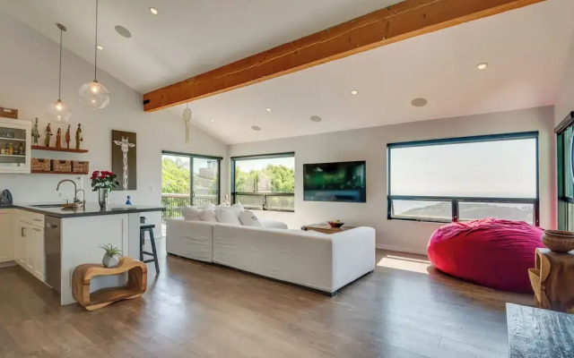 Malibu Retreat w/ Balcony & Mountain Views