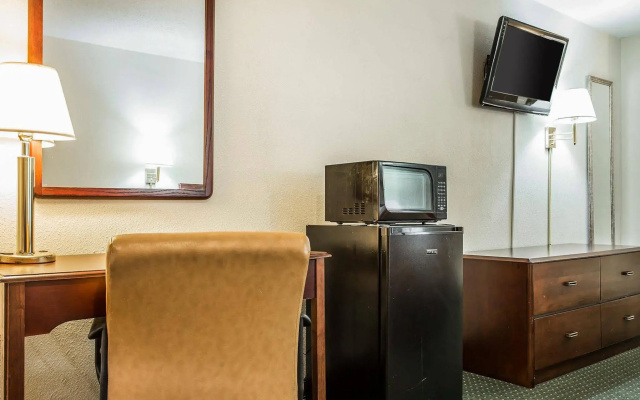 Econo Lodge Inn & Suites Fort Jackson Area