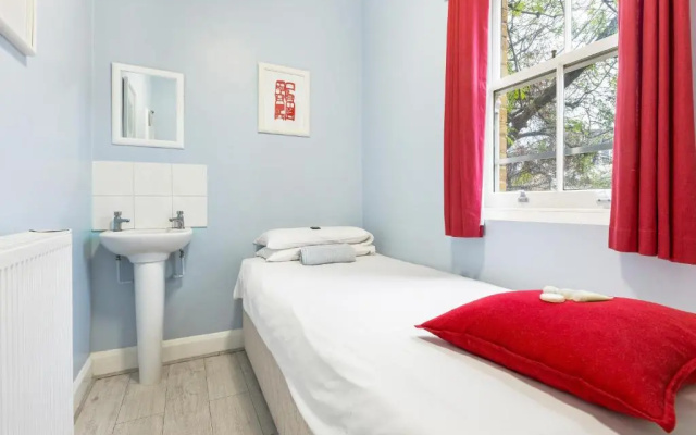 Astor Victoria Hostel 18 to 39 years