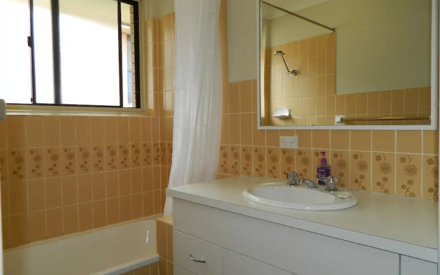 26 Wallis View - Opposite the Lake - 3 Bedroom Apartment