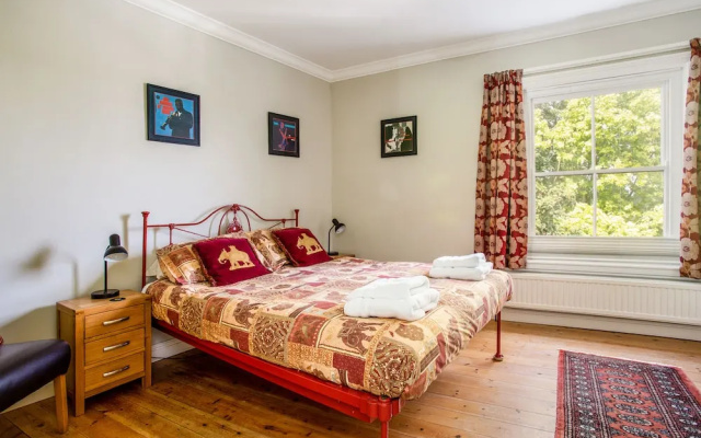 Peaceful Elevated Residential Area - Walk to City