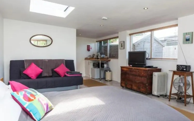 The Studio Christchurch B&B Luxury Garden Room