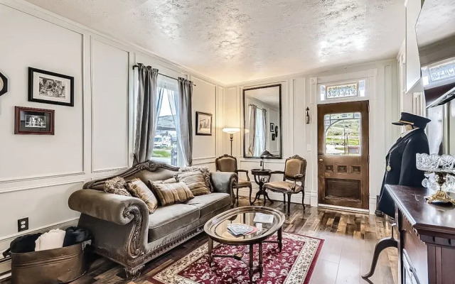 4BR Mountain-view Home - Deck, Washer & Dryer