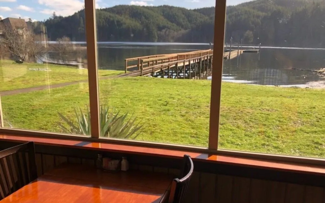 Lakeshore Lodge