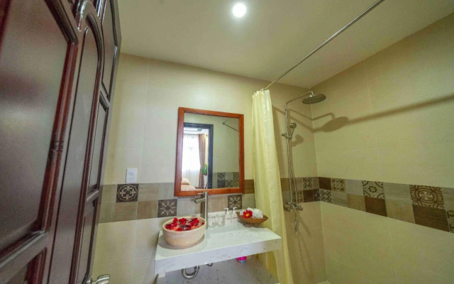 The Lake Hoian Hotel