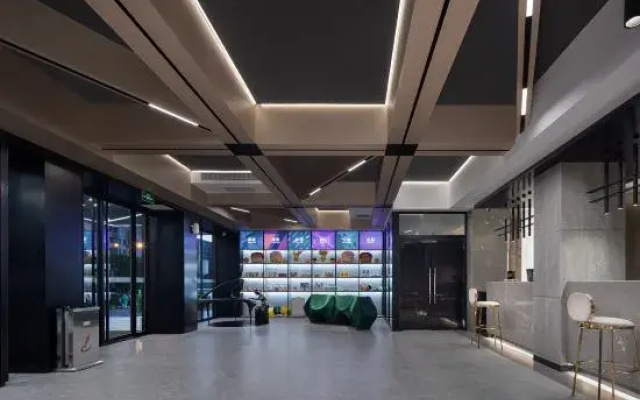 8 / 8life Hotel