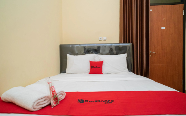 RedDoorz Syariah Near Jembatan Merah Plaza