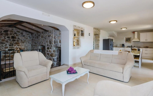 Stunning Home in Lovorno With Wifi and 5 Bedrooms