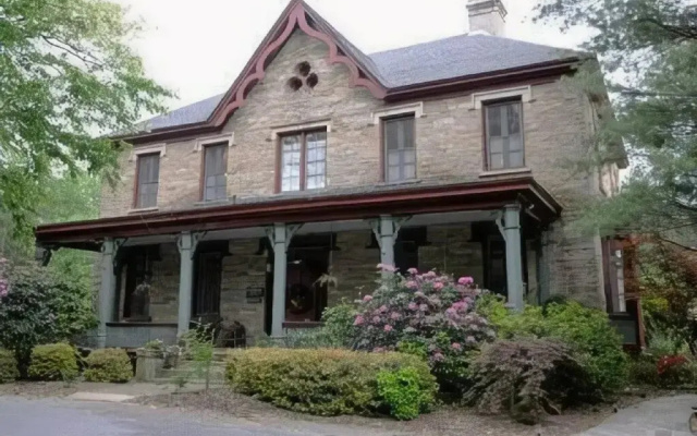 1847 Blake House Inn Bed & Breakfast
