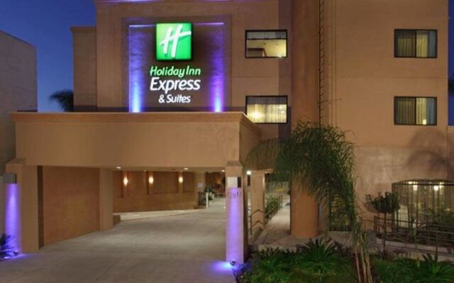 Отель Holiday Inn Express Hotel & Suites Woodland Hills США, Лос-Анджелес - отзывы, цены и фото номеров - забронировать отель Holiday Inn Express Hotel & Suites Woodland Hills онлайн вид на фасад