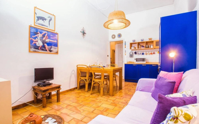 Colorful 2 bed Apartment Close to Vatican