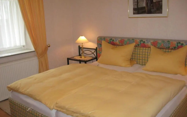 Ferienwohnung-Im-Kelterhaus-Wohnung-Gelber-Salon
