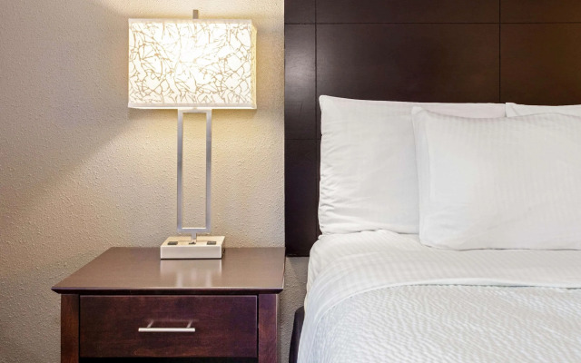 La Quinta Inn And Suites Milwaukee Delafield