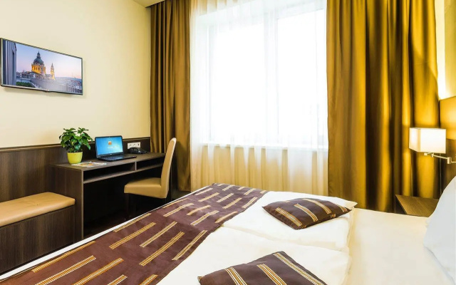 12 Revay Hotel